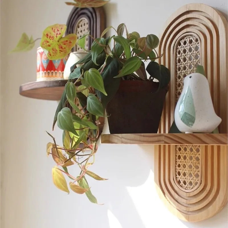 Étagère murale bambou vert foncé dans un salon moderne