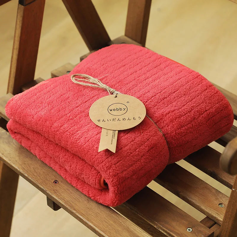 Une couverture douce et confortable de couleur rose vif, avec une étiquette "webby" qui en indique la marque.
