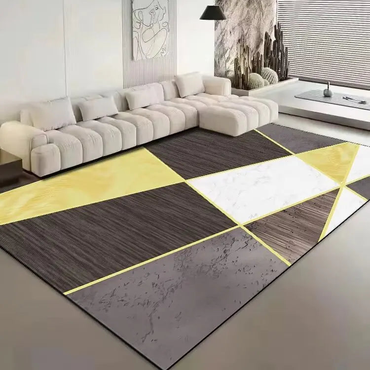 Tapis moderne à motif géométrique en noir, gris et jaune dans un salon avec canapé blanc.