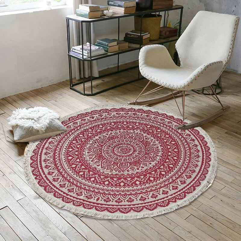 Un magnifique tapis rond orné d'un motif mandala décoratif dans des tons rouges, qui apporte une touche élégante et chaleureuse à l'espace.