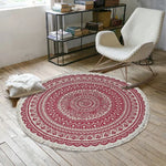 Un magnifique tapis rond orné d'un motif mandala décoratif dans des tons rouges, qui apporte une touche élégante et chaleureuse à l'espace.