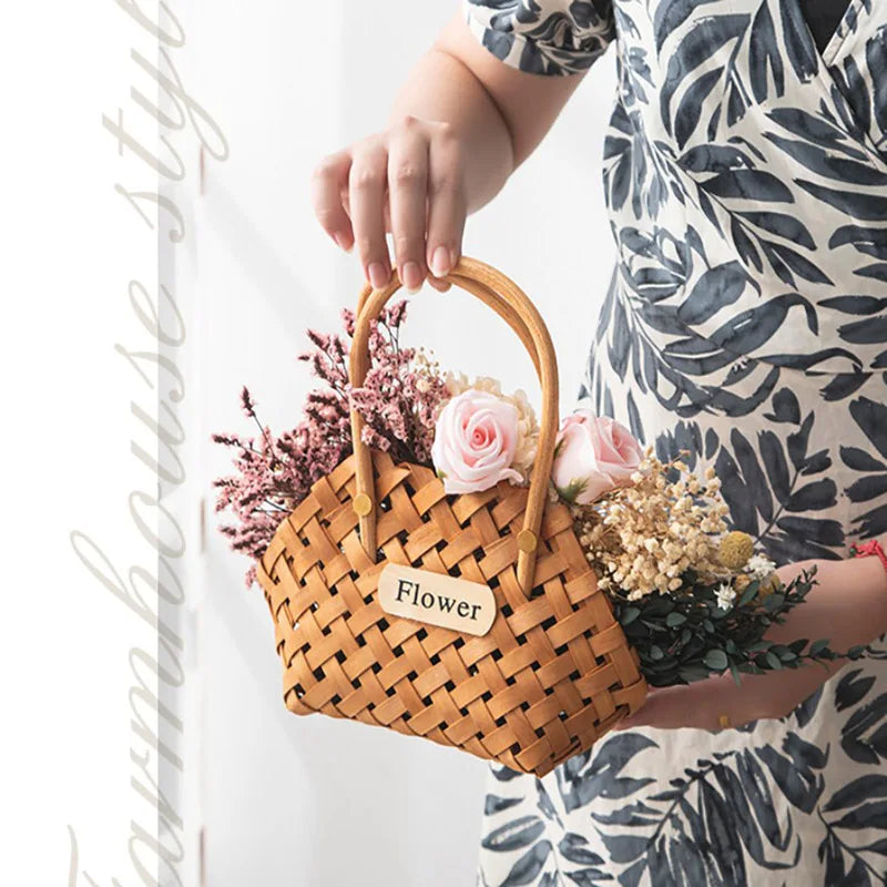 Composition florale dans un panier rotin sur table en bois