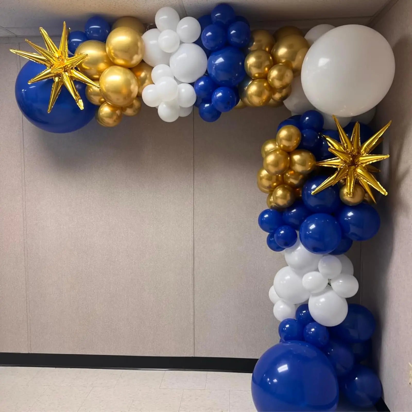 Décoration fête avec ballons dorés et bleus