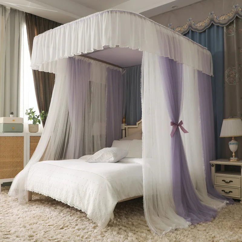 L'image montre un lit à baldaquin magnifiquement décoré avec des rideaux blancs et violets, créant une ambiance élégante et romantique dans la chambre.