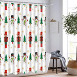 Rideau de douche de Noël rouge suspendu, sur fond de décorations de Noël festives. Cet ornement de Noël ajoute une touche vibrante au décor du jour de Noël, complétant parfaitement la décoration sur le thème du sapin. L'image capture l'esprit chaleureux et festif des fêtes de fin d'année, le rideau renforce l'ambiance de Noël.