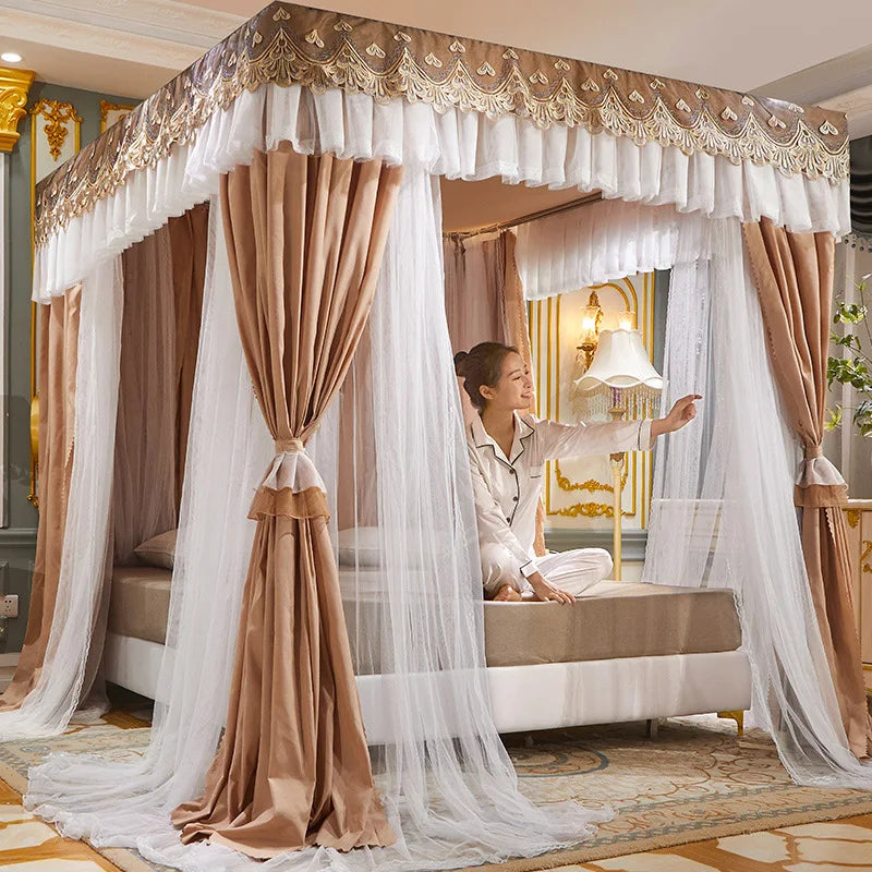 Un chambre de luxe avec un magnifique lit à baldaquin, des rideaux dorés et blancs, ainsi qu'un style de décoration intérieure élégant et raffiné.