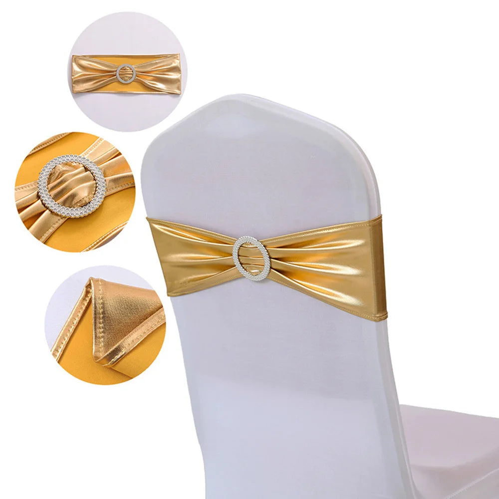 Sur cette image, on voit un noeud décoratif doré et brillant qui entoure un dossier de chaise blanc, avec des détails raffinés tels qu'un anneau décoratif en métal et des plis élégants.