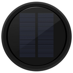 Dessus solaire installé sur une lanterne de jardin