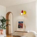 Installation de l'applique murale sur un mur blanc