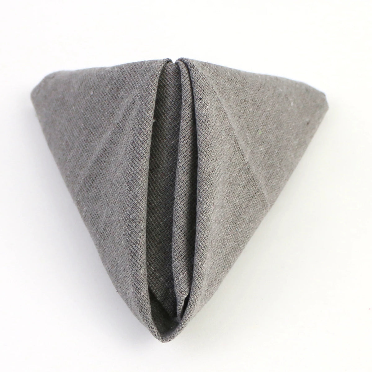 Un foulard gris en tissu texturé, présentant un pli soigné pour un style élégant.