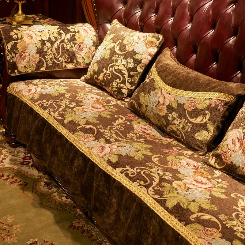 Ce canapé en cuir capitonné brun est orné de magnifiques motifs floraux dorés et créé une ambiance élégante et chaleureuse dans cette pièce.