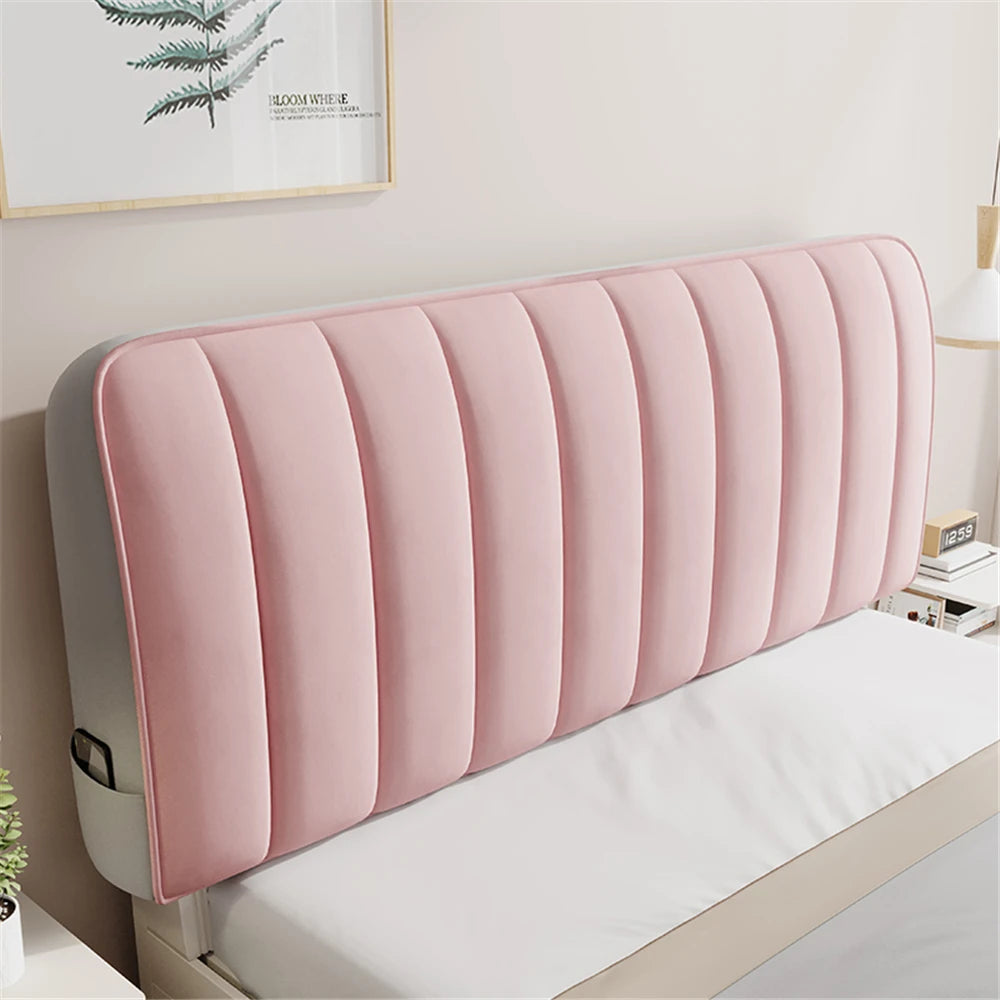 Couvre-tête de lit matelassé en velours doux gris sur un lit