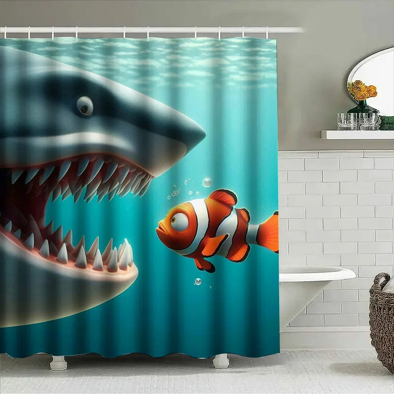 Des rideaux de douche de couleur bleue avec un motif de poissons colorés, conçus dans un style qui rappelle la biologie marine. On peut y voir des détails tels que les nageoires des poissons et l'aspect aquatique. Ces rideaux sont parfaits pour ajouter une touche marine à la décoration de votre salle de bain.
