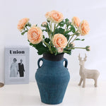 Fleurs pivoine artificielles dans un vase pour salon