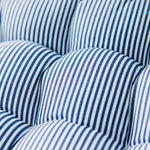 Coussin de sol rond comme élément de décoration dans un salon