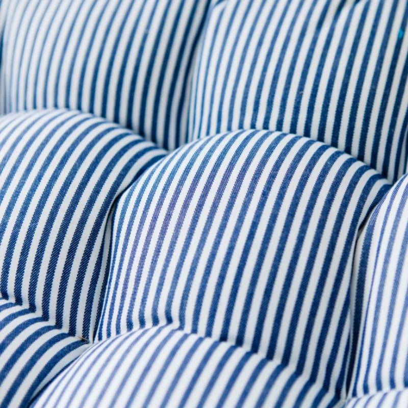 Coussin de sol rond comme élément de décoration dans un salon