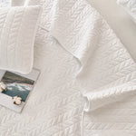 Détail de la texture douce du couvre-lit blanc