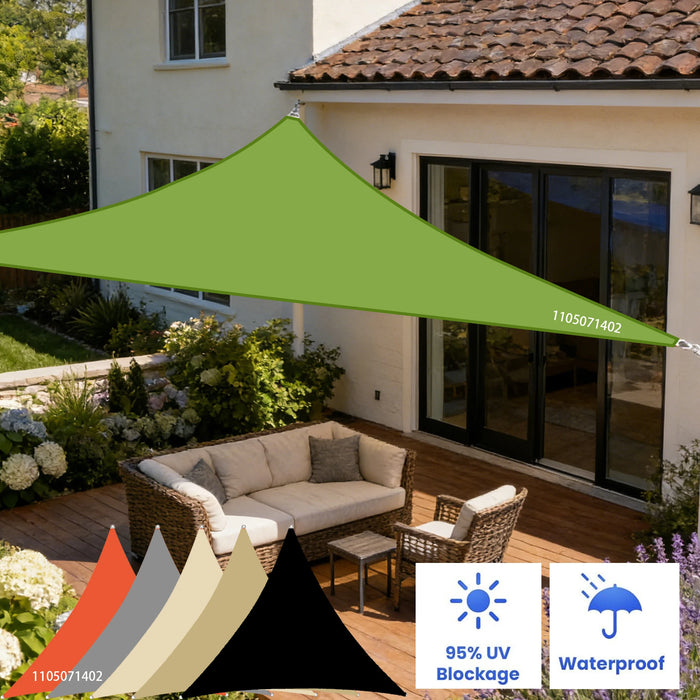 Voile d'ombrage triangulaire verte installée sur un balcon