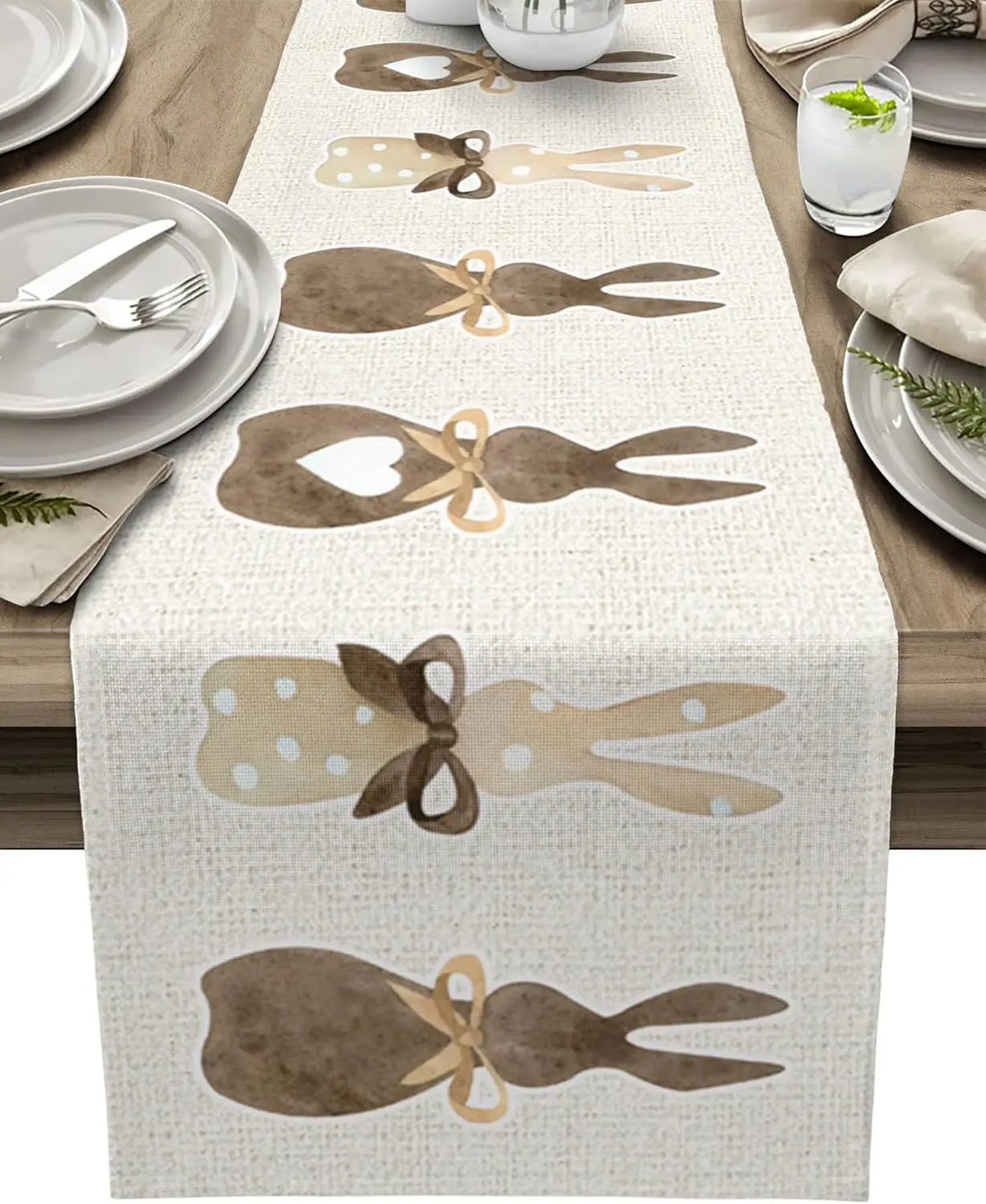 Un chemin de table élégant avec des motifs de papillons stylisés dans des tons beiges et bruns, créant une ambiance chaleureuse et naturelle pour la table.
