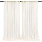 Des rideaux blancs et légers, suspendus sur une tringle noire, offrent une atmosphère douce et sereine à cette pièce.