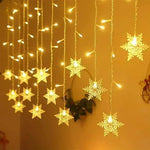 Guirlande lumineuse extérieure illuminant une façade pendant Noël