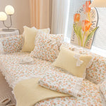 Un lit avec une magnifique literie fleurie aux teintes pastel, parsemée de coussins moelleux et de touches décoratives, créant une ambiance chaleureuse et accueillante dans cette chambre.