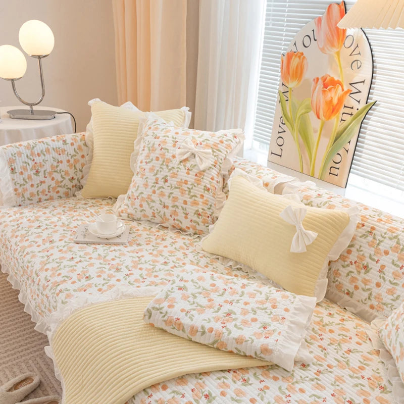 Un lit avec une magnifique literie fleurie aux teintes pastel, parsemée de coussins moelleux et de touches décoratives, créant une ambiance chaleureuse et accueillante dans cette chambre.