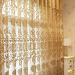 Grand voilage doré style oriental couvrant une baie vitrée, filtrant doucement la lumière naturelle dans une chambre raffinée.