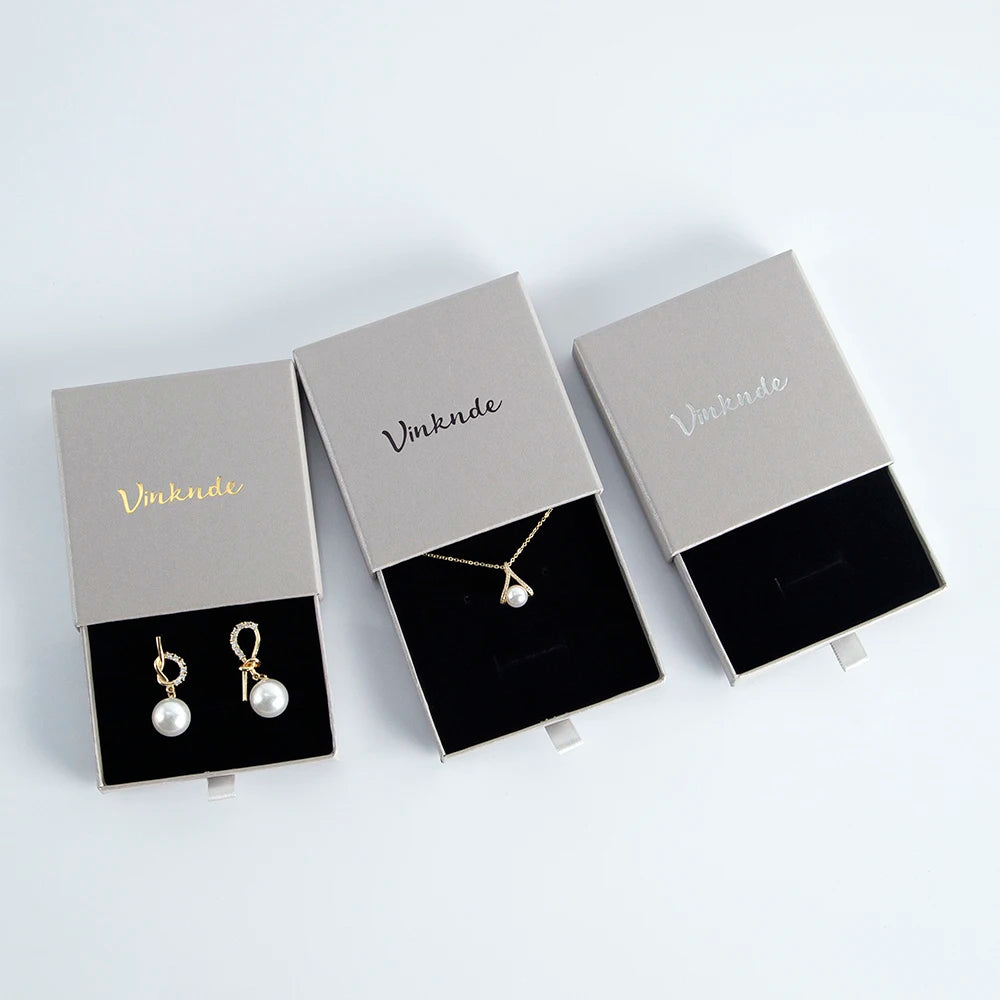 Boîte à bijoux ouverte montrant les compartiments de rangement