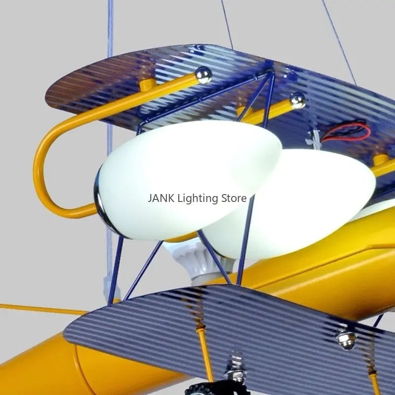 Plafonnier avion allumé avec lumière modifiable dans une chambre