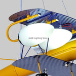 Plafonnier avion allumé avec lumière modifiable dans une chambre