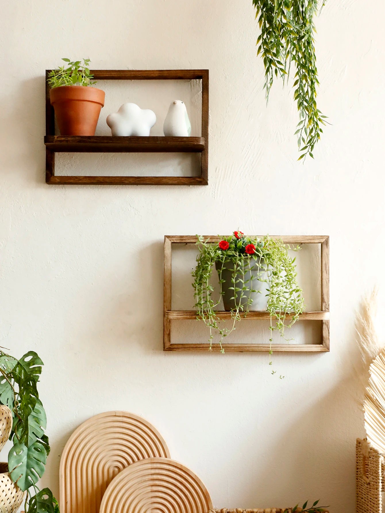 Étagère flottante en bois rustique vert clair sur mur blanc