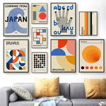 Affiche murale abstraite scandinave grise dans un salon moderne