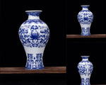 Vases bleus et blancs élégants aux motifs floraux détaillés, présentés sur des étagères en bois dans une image de produit.