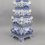 Ce magnifique vase en porcelaine bleu et blanc arbore une décoration florale et végétale finement ciselée, créant un motif sophistiqué et traditionnel.