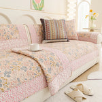 Un canapé confortable et douillet, décoré d'un joli motif floral aux couleurs pastel, créant une atmosphère chaleureuse et accueillante dans cette pièce lumineuse.