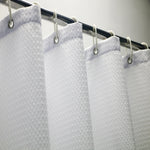 Rideau de douche blanc, accessoire de salle de bain et élément de plomberie, apportant une touche moderne et élégante à l'intérieur de la salle de bain grâce à son design élégant et sa finition métallique.