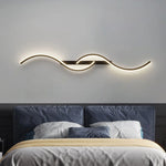 Applique murale design installée au-dessus d'un canapé moderne