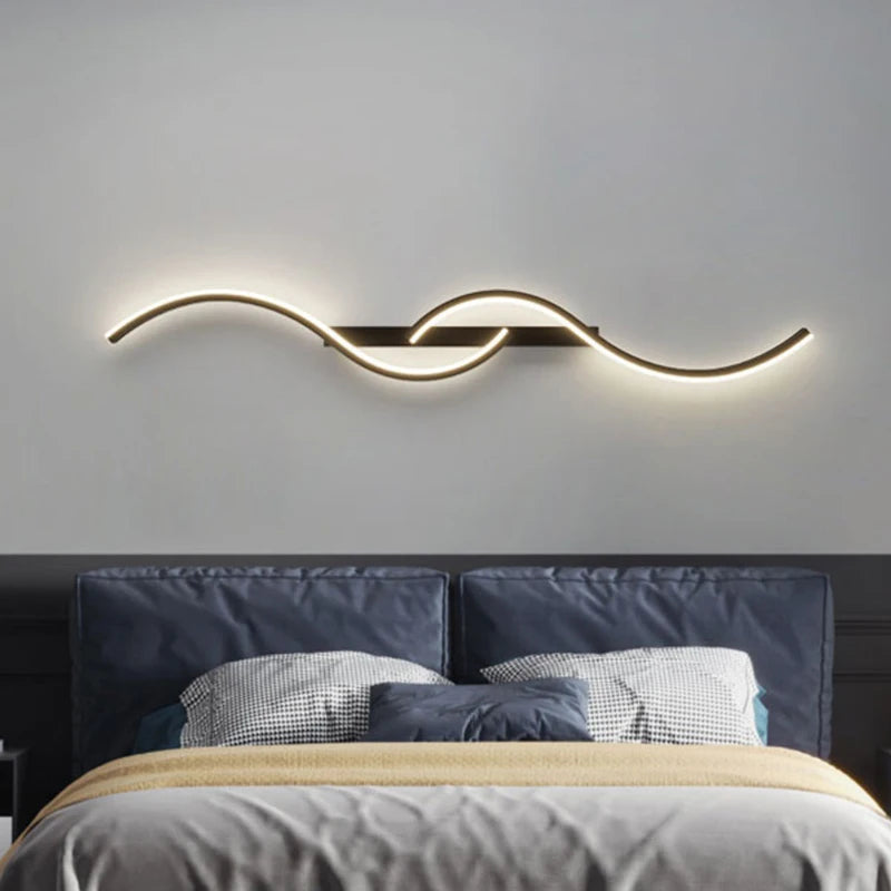 Applique murale design installée au-dessus d'un canapé moderne