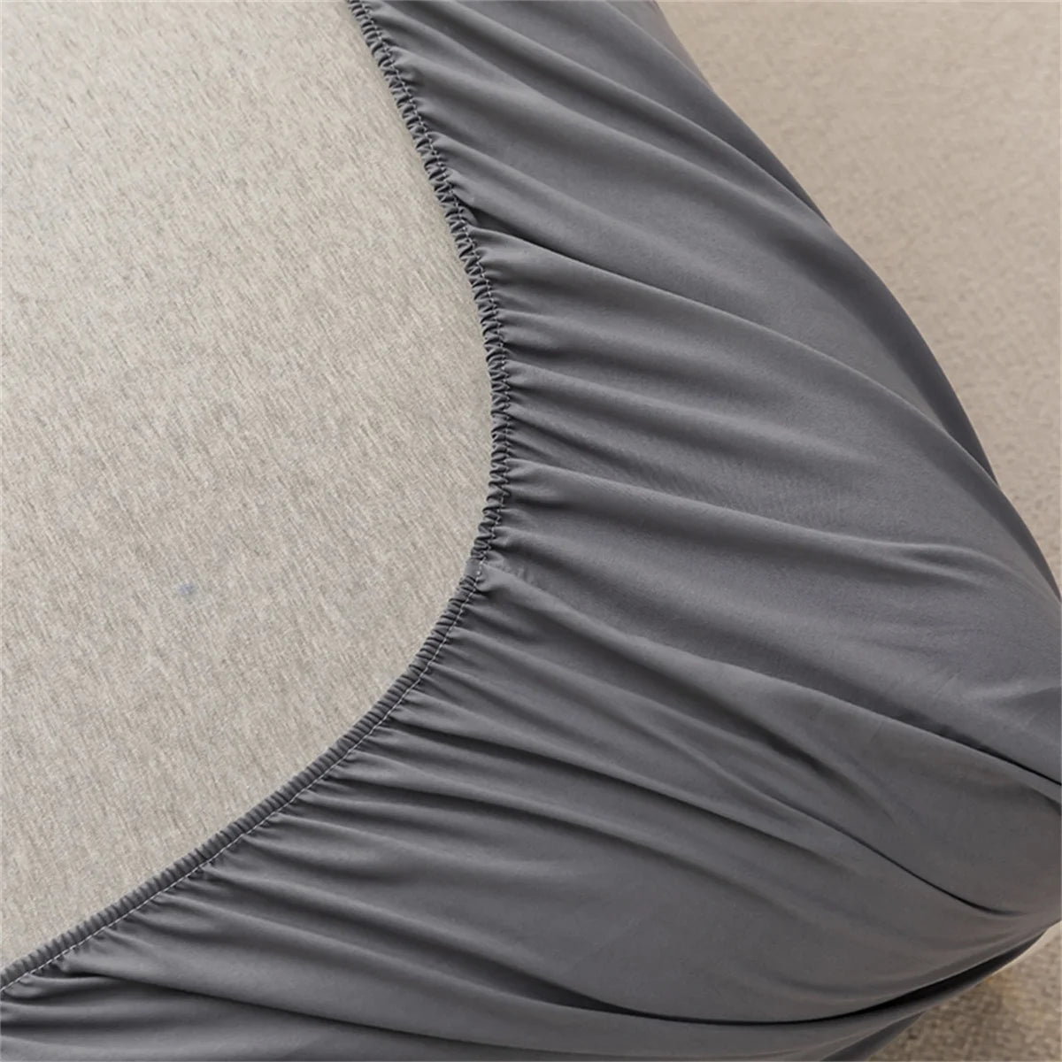 Parure de lit grise dans une chambre décorée avec style