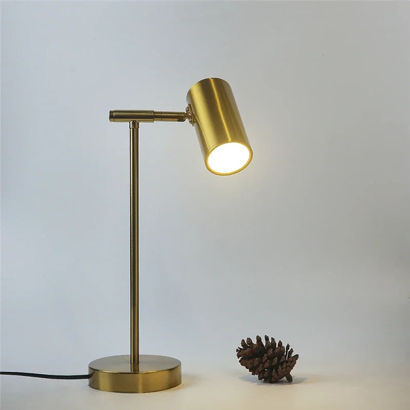 Lampe de chevet dorée avec abat-jour blanc dans un salon élégant