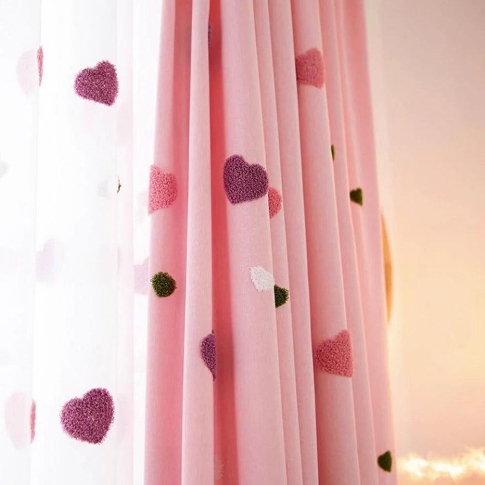 Rideaux rose à motifs de cœurs colorés, parfaits pour une décoration de chambre romantique ou enfantine. Ces rideaux créent une atmosphère douce et chaleureuse tout en ajoutant une touche de style et d'élégance. Parfaits pour tamiser la lumière et apporter une ambiance cosy.