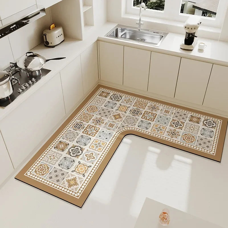 Le tapis de cuisine en carreaux de motifs variés ajoute une touche décorative et chaleureuse à cette cuisine blanche et minimaliste.