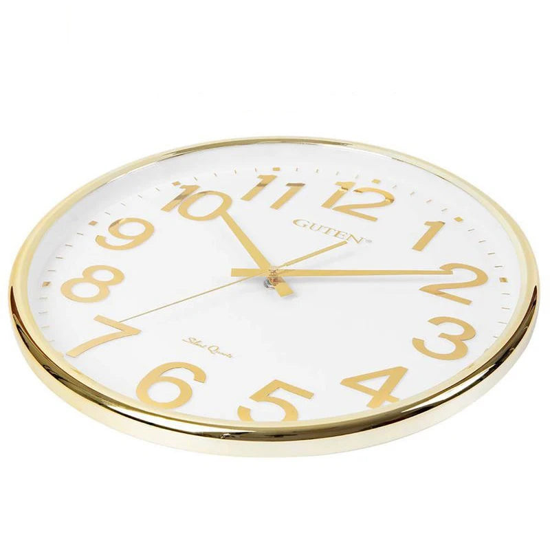 Horloge murale dorée en gros plan montrant le design 3D