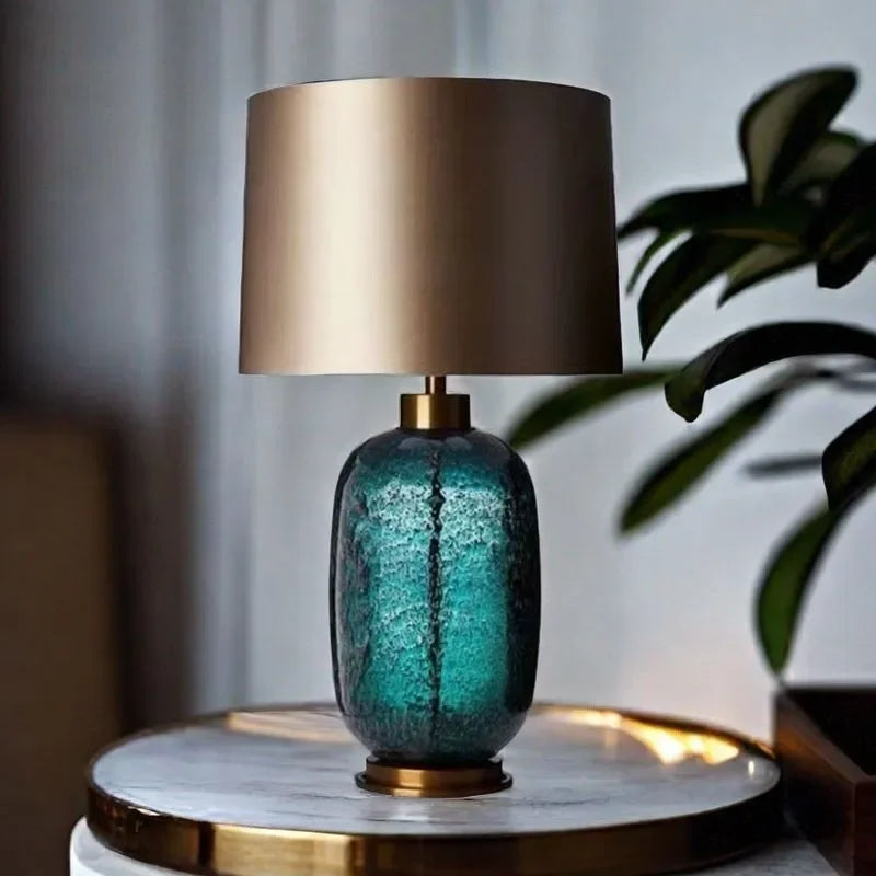 Lampe de chevet verte design milieu du siècle sur table de nuit