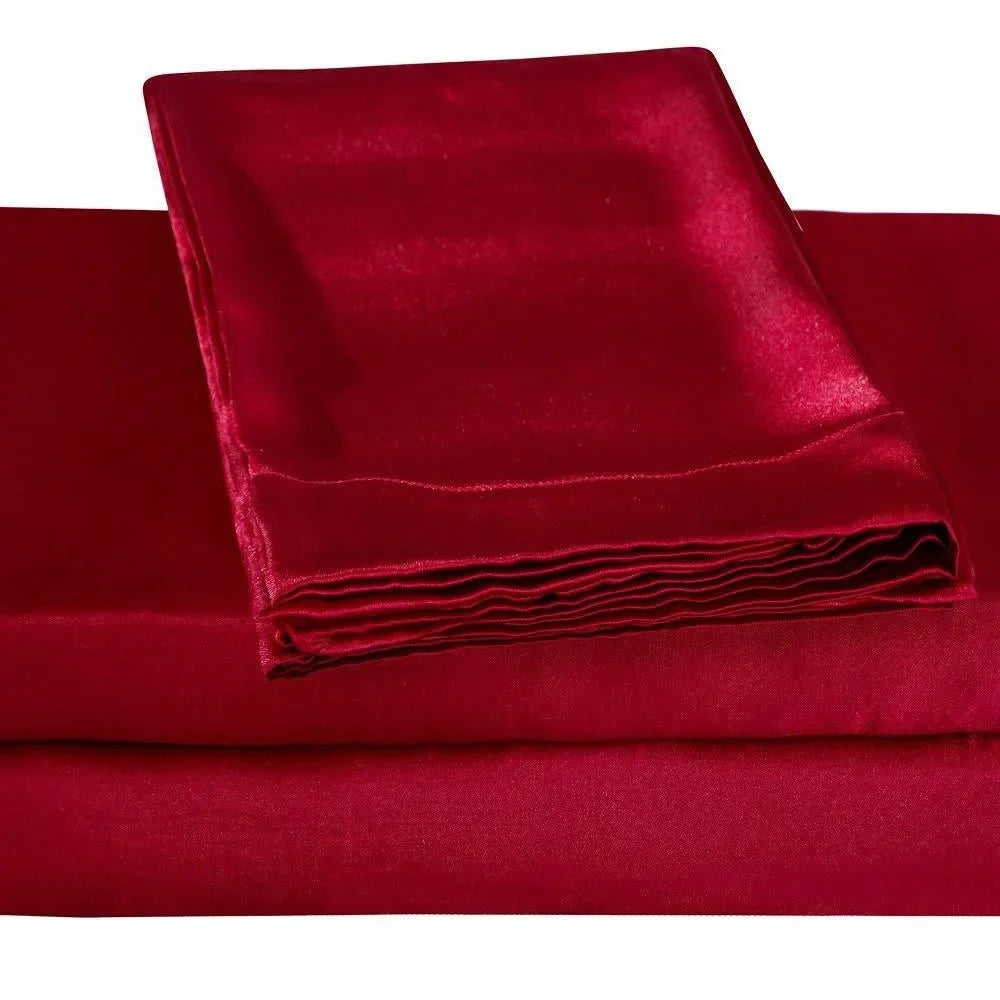Parure de lit noire en satin avec des accessoires de décoration coordonnés