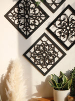 Détail des motifs sculptés sur la décoration murale en bois