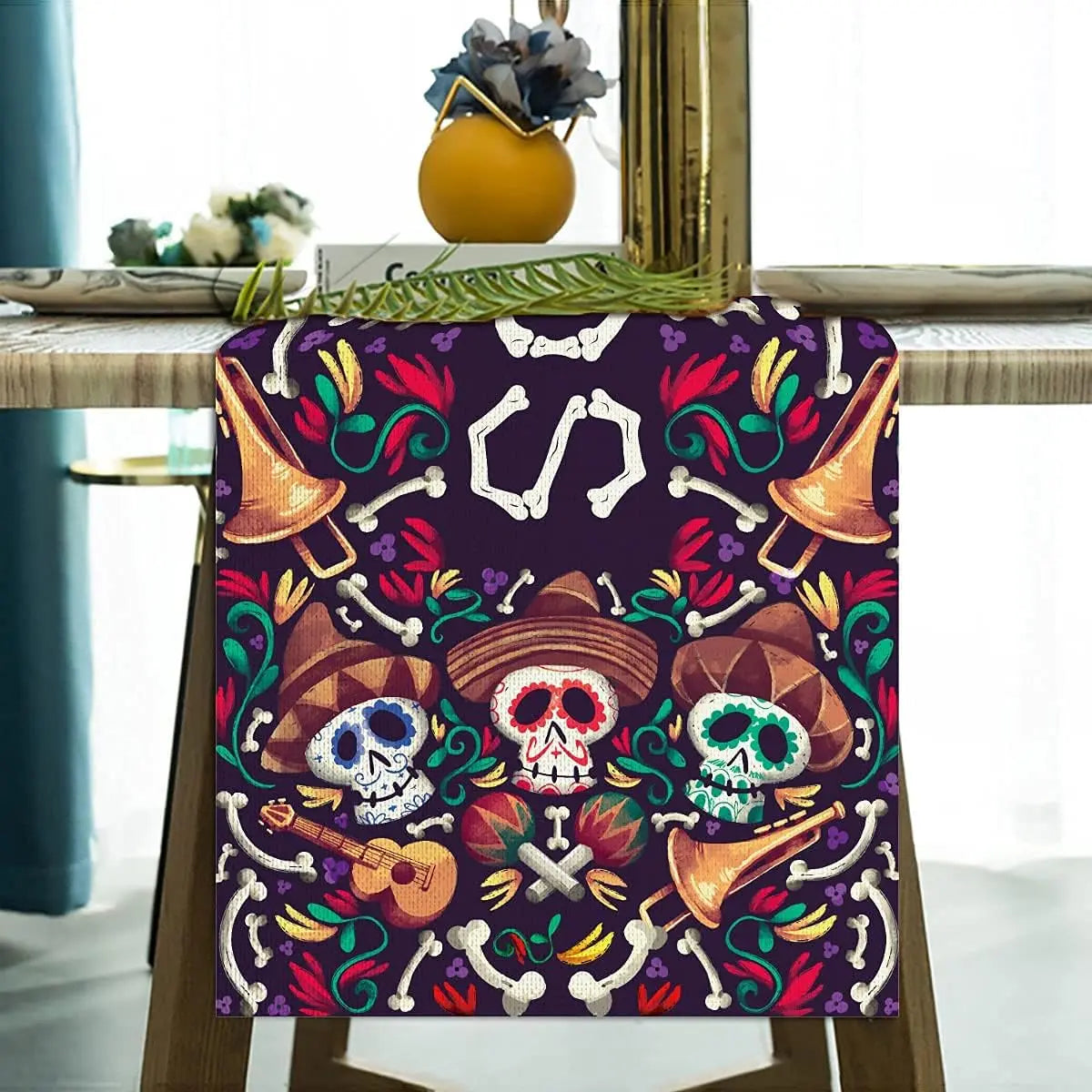 Décoration mexicaine colorée avec des crânes de sucre, des guitares et des motifs floraux sur un fond sombre.