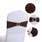 Une chaise blanche avec un nœud marron décoré d'un anneau en cristal autour de la taille, révélant un motif tourbillon subtil sur le tissu.