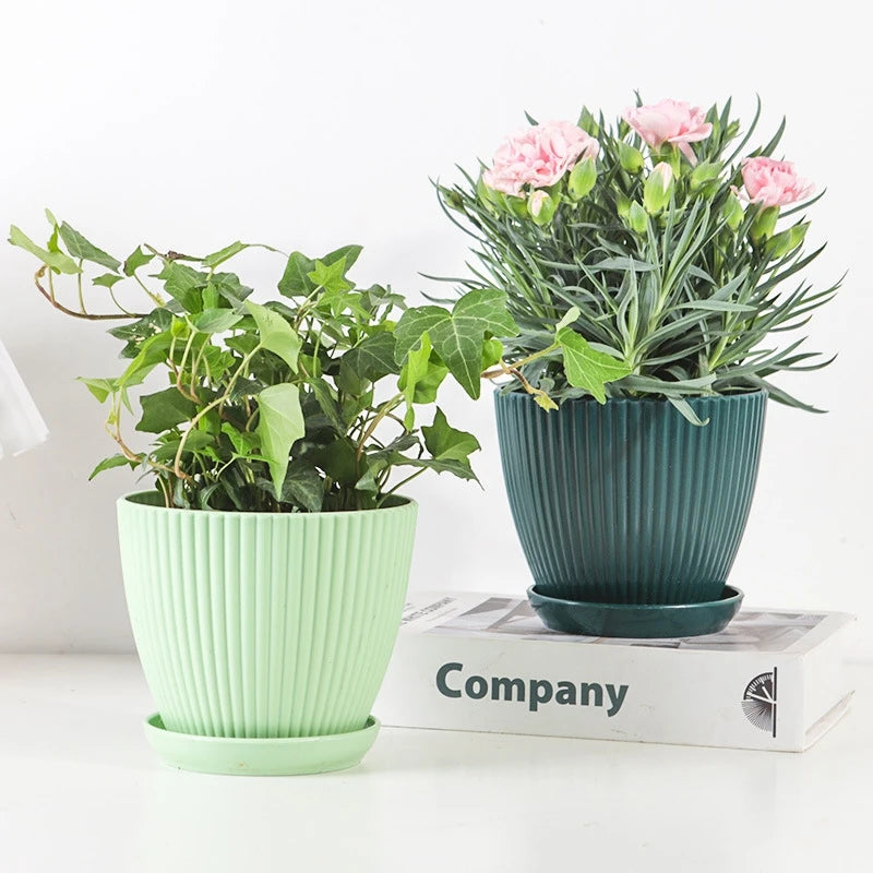 Cache-pot avec design à rayures verticales et plateau séparé